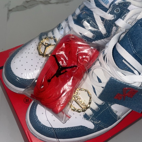 Nike Air Jordan 1 Retro HI OG - Picture 5 of 8